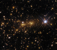 Hubble ve un monstruo galáctico: El excepcional cúmulo de galaxias eMACS J1353.7 + 4329