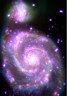 El Centro Galáctico está a unos 26.000 años luz de la Tierra, pero telescopios como el Observatorio de rayos X Chandra de la NASA (naranja, verde, azul, púrpura) nos permiten visitarlo virtualmente.