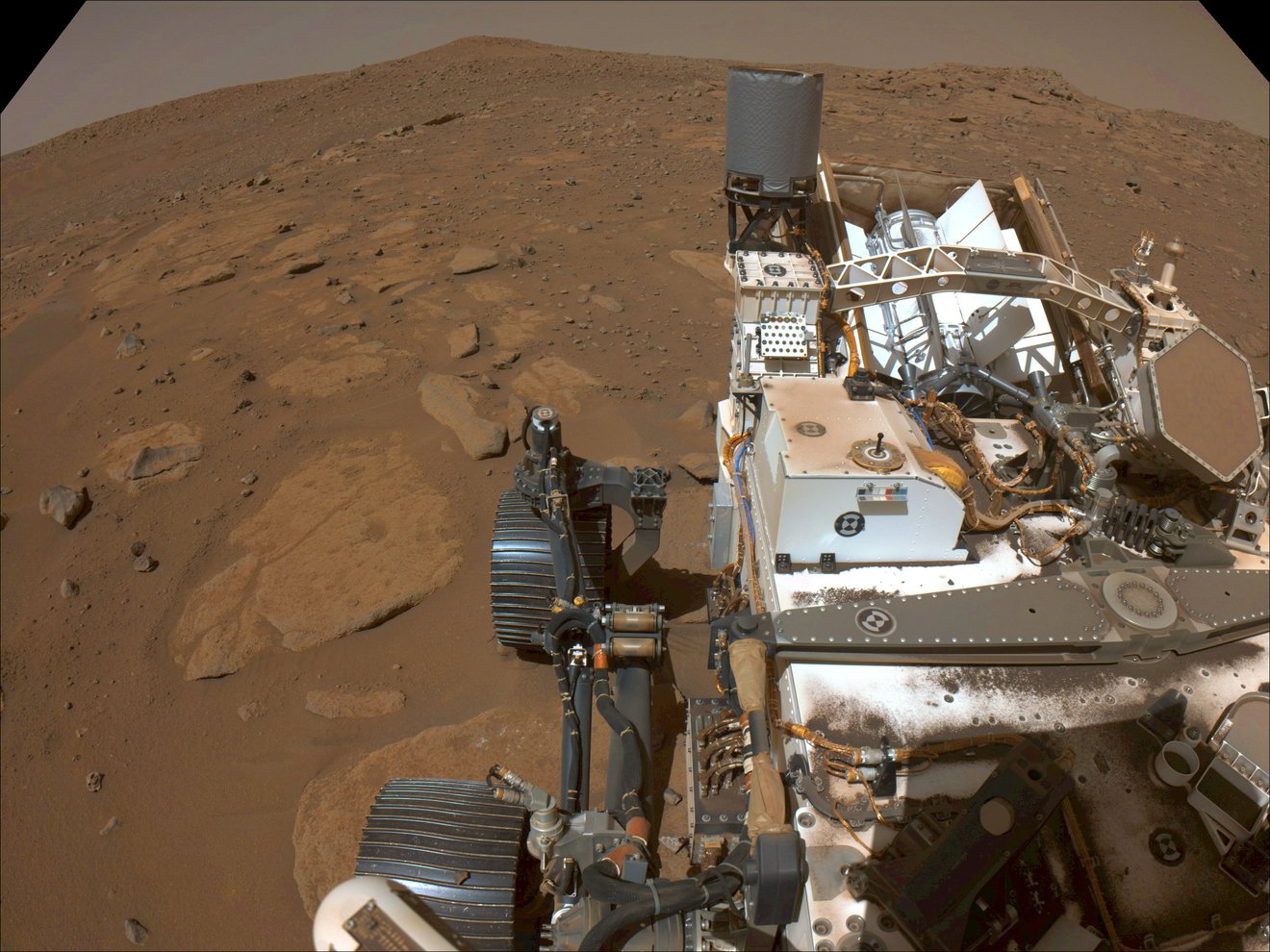 El rover Perseverance de la NASA capturó esta vista de la ubicación donde estará estacionado durante varias semanas durante la conjunción solar de Marte, un período en el que los ingenieros dejan de enviar comandos a las naves espaciales en el Planeta Rojo porque el Sol puede interferir con las señales de radio. Crédito: NASA/JPL-Caltech