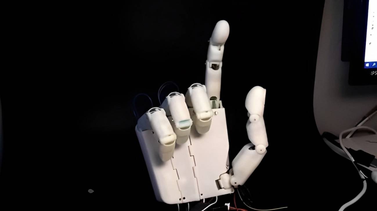 Disenan una mano robotica para una interaccion mas amigable entre humano y robot