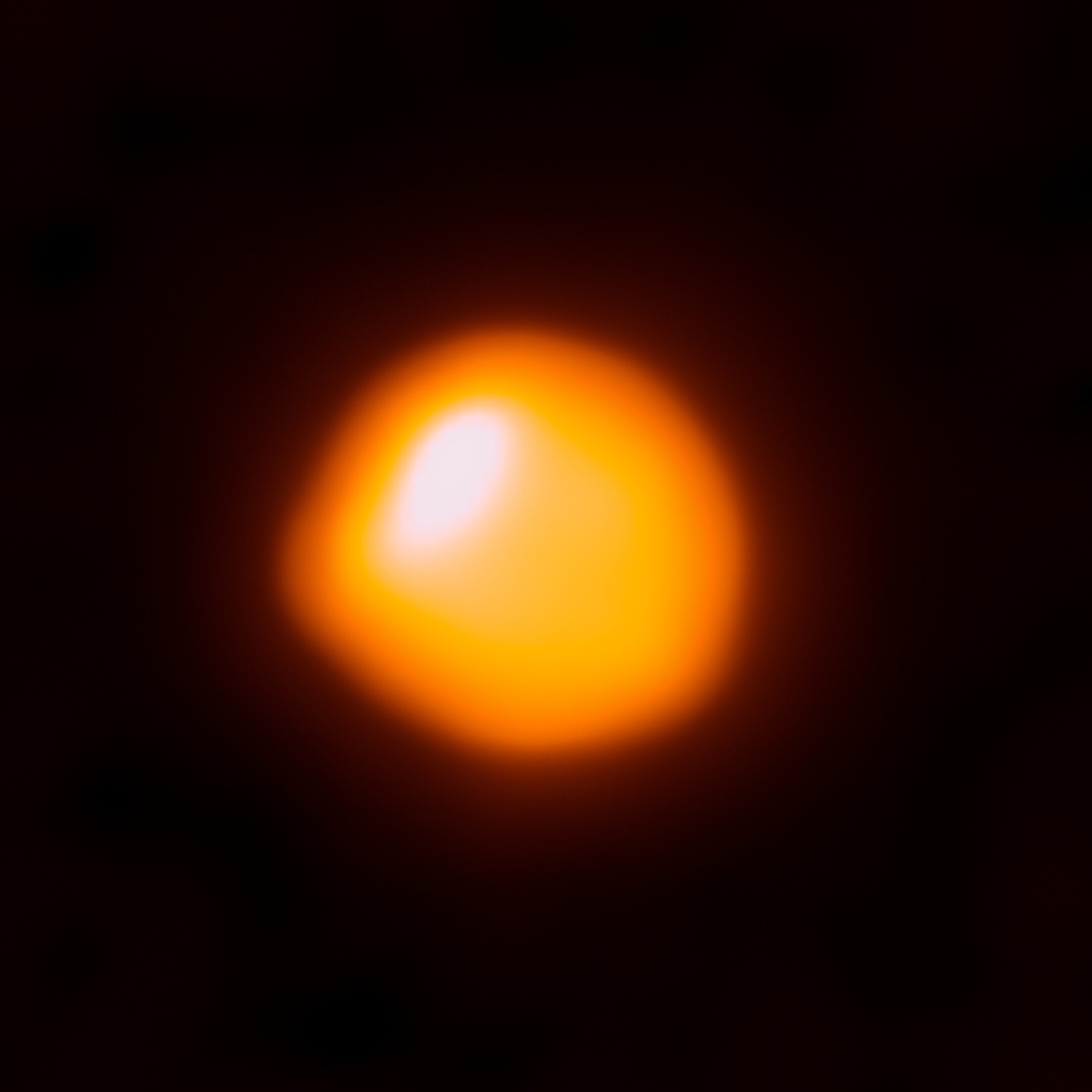 Betelgeuse visto por ALMA (Atacama Large Millimeter/submillimeter Array). Betelgeuse es una de las estrellas más grandes conocidas en la actualidad, con un radio de unas 1.400 veces el del Sol. La estrella tiene solo unos ocho millones de años, pero ya está a punto de convertirse en una supernova.