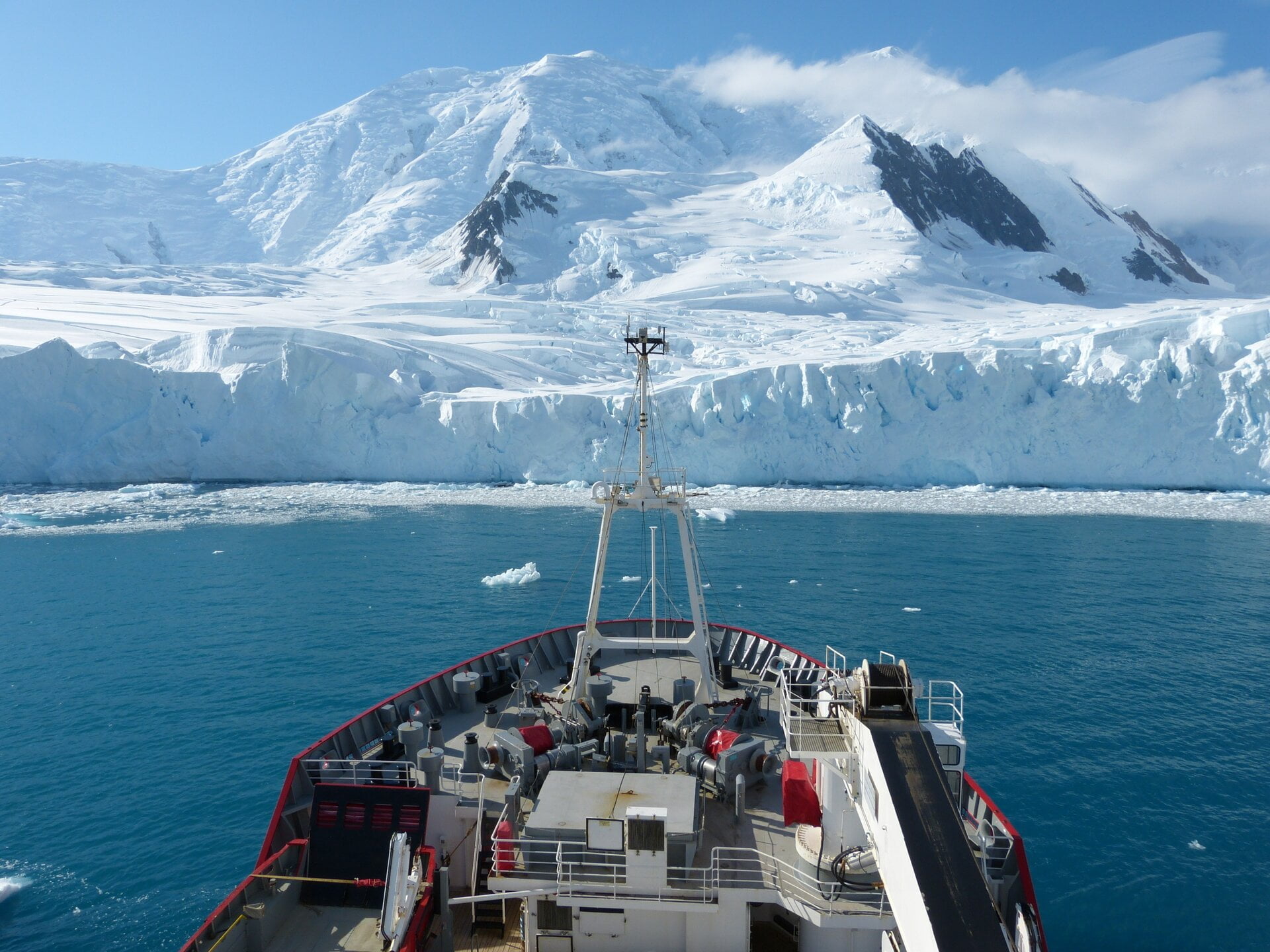 RRS James Clark Ross research ship and William Glacier pillars1
